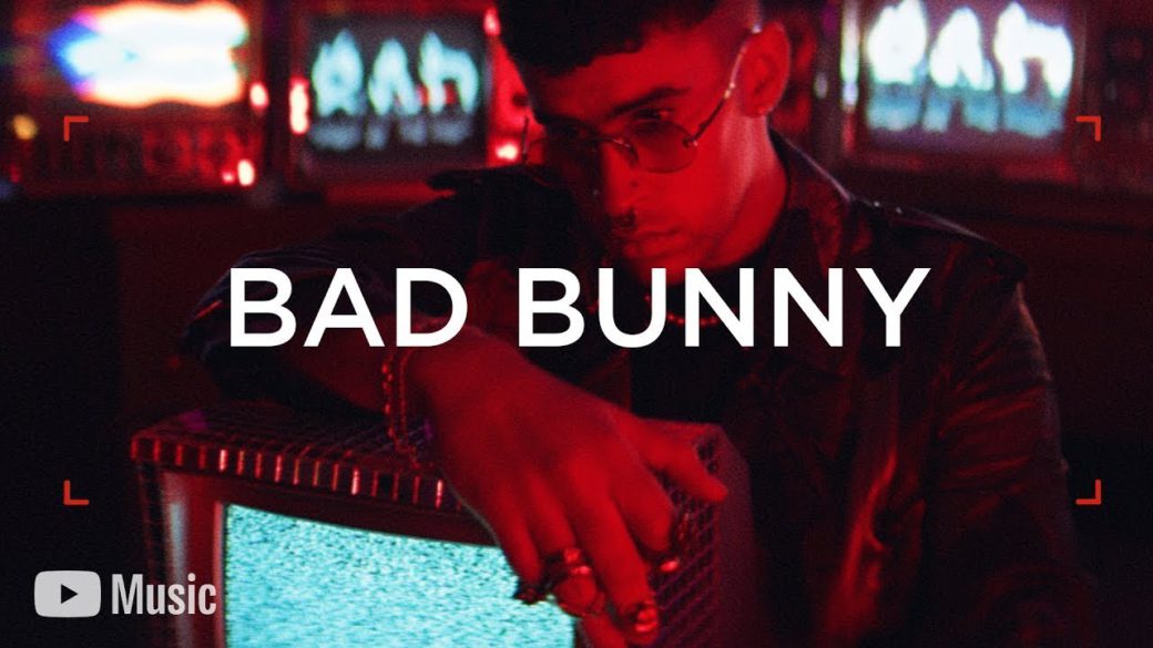 La fan lo va a denunciar. Bad Bunny le tiró el teléfono